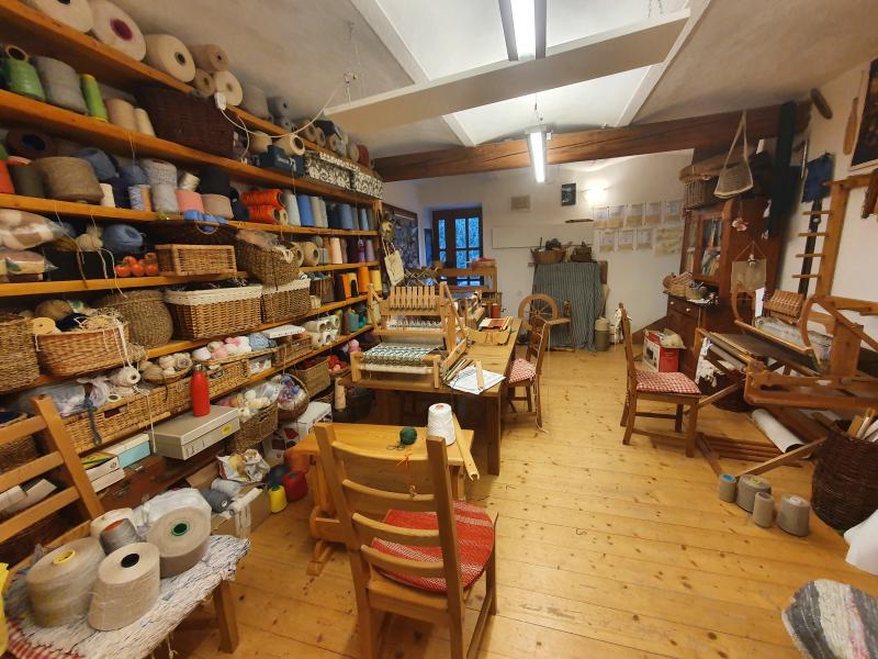 Předení na kolovratu. Zpracování ovčí vlny. Barvení přírodními surovinami - základy