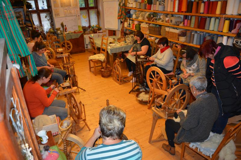 Zpracování ovčí vlny - předení, plstění i barvení 